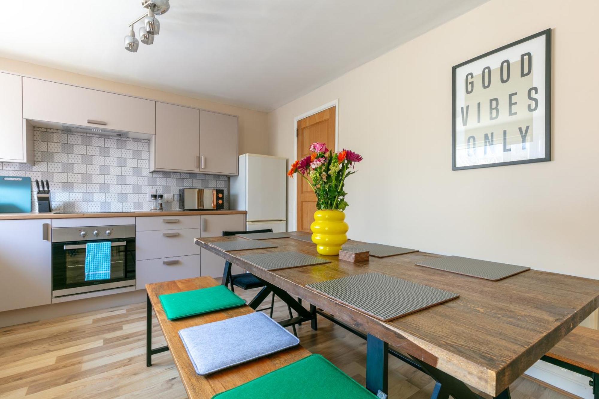 Welcome To Belfast: Your Gateway To Unforgettable Memories! Spacious 3 Bedroom, Family Home. Holiday home Belfast