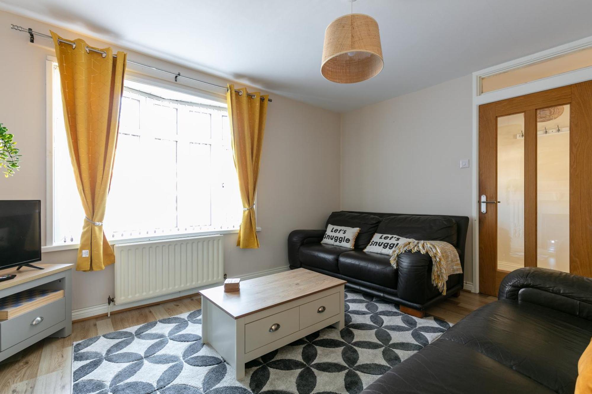 Welcome To Belfast: Your Gateway To Unforgettable Memories! Spacious 3 Bedroom, Family Home.