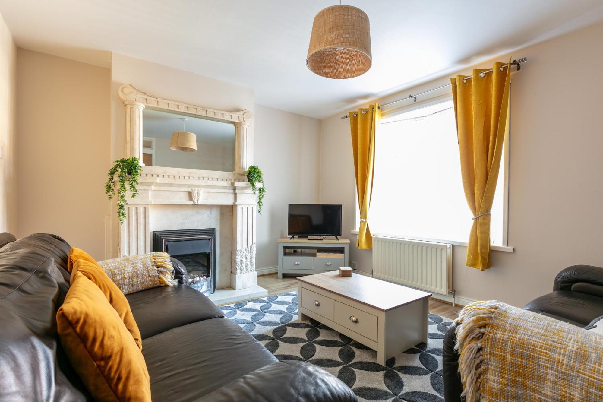 Welcome To Belfast: Your Gateway To Unforgettable Memories! Spacious 3 Bedroom, Family Home.