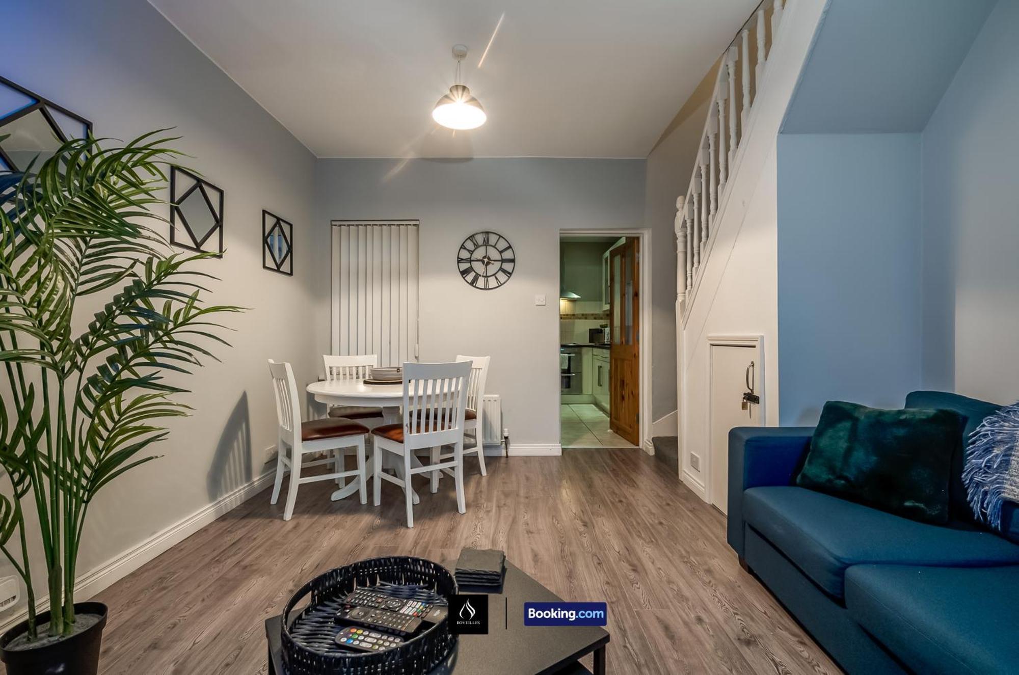 2 Bedrooms House By Boyeilles Apartments Short Lets & Serviced Accommodation Belfast With Free Wifi * Belfast