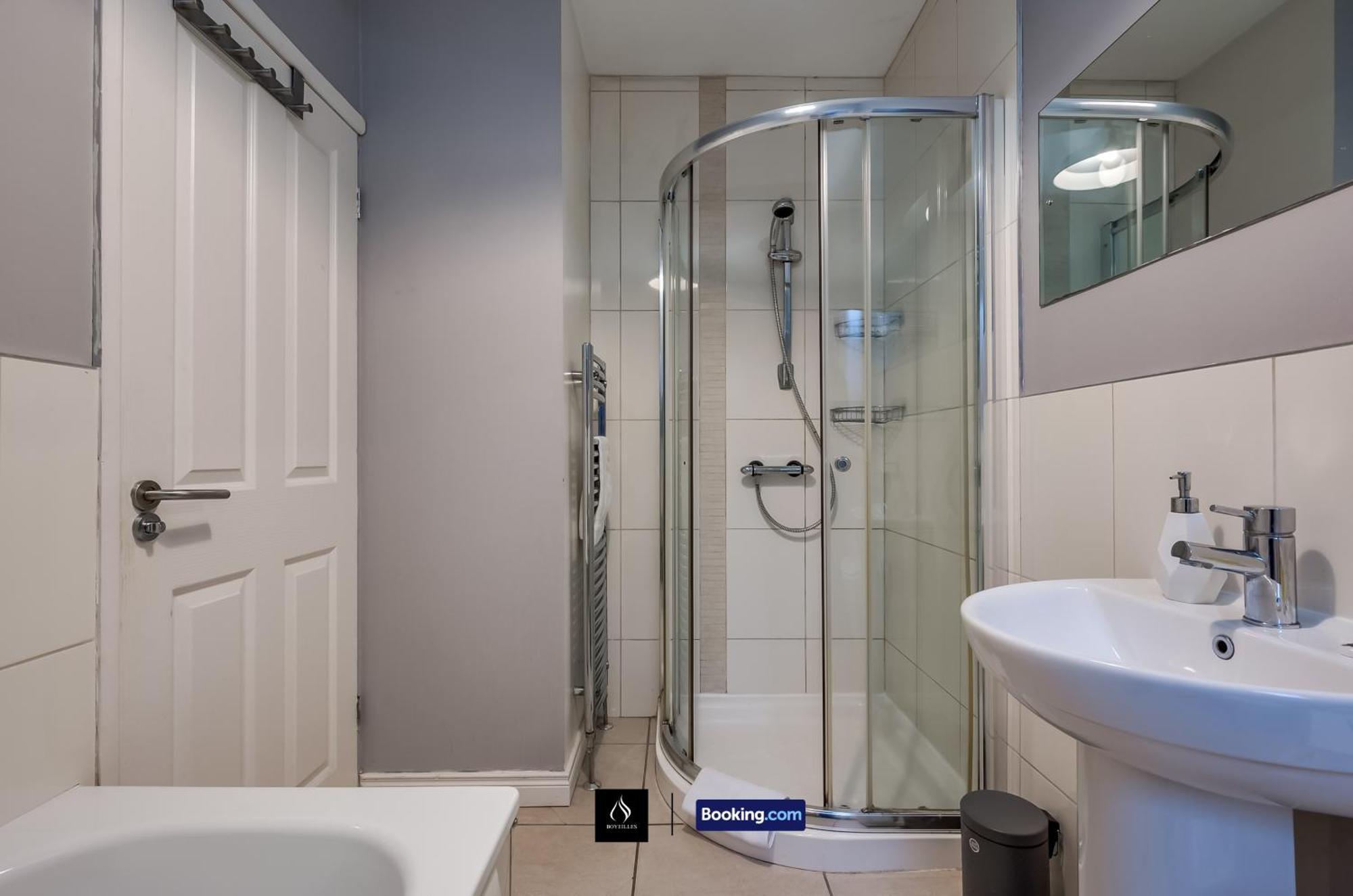 2 Bedrooms House By Boyeilles Apartments Short Lets & Serviced Accommodation Belfast With Free Wifi * Belfast