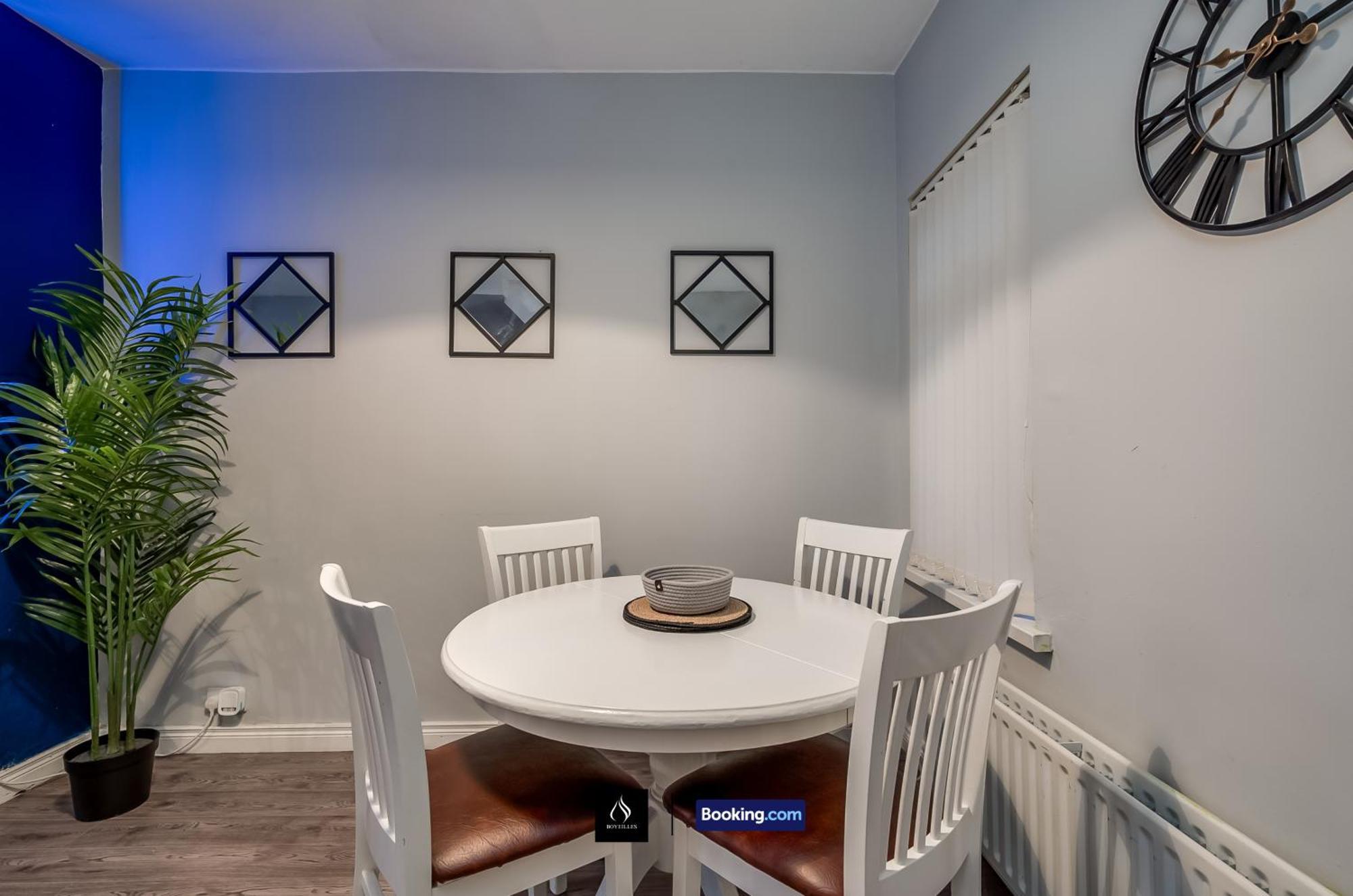 2 Bedrooms House By Boyeilles Apartments Short Lets & Serviced Accommodation Belfast With Free Wifi Holiday home
