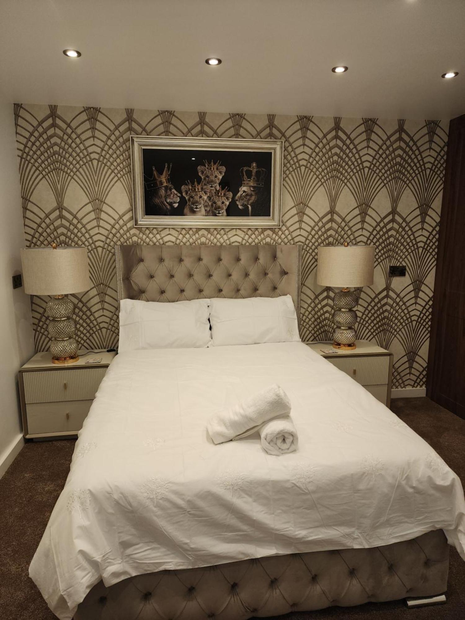 Centre Luxury House With Three Very Large Size Bedrooms *