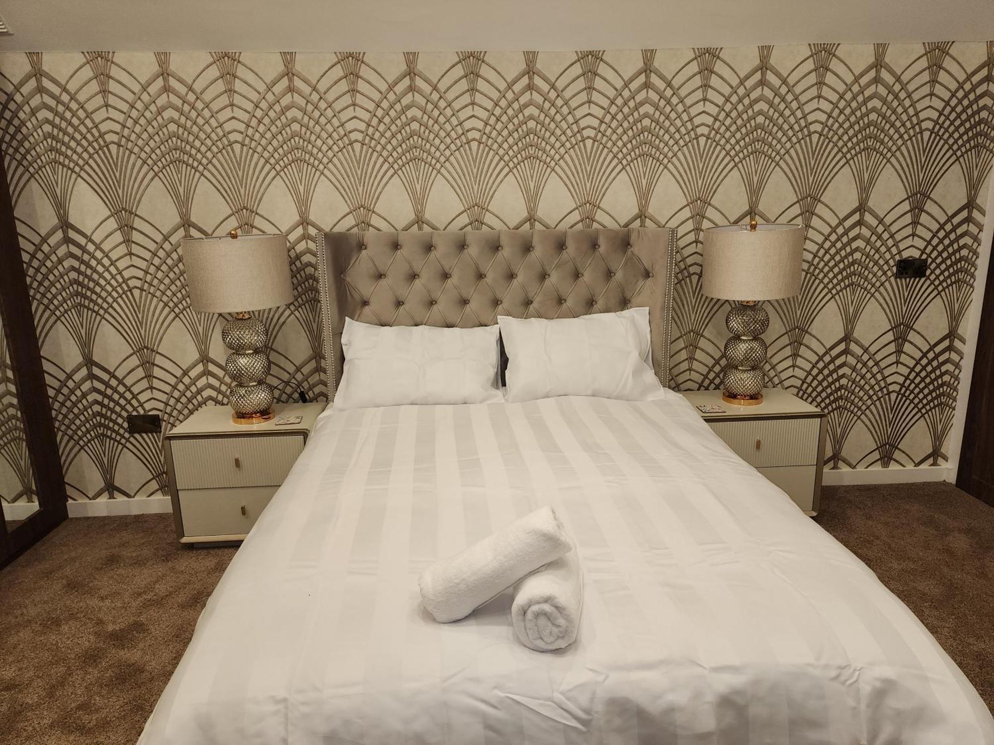 Centre Luxury House With Three Very Large Size Bedrooms *