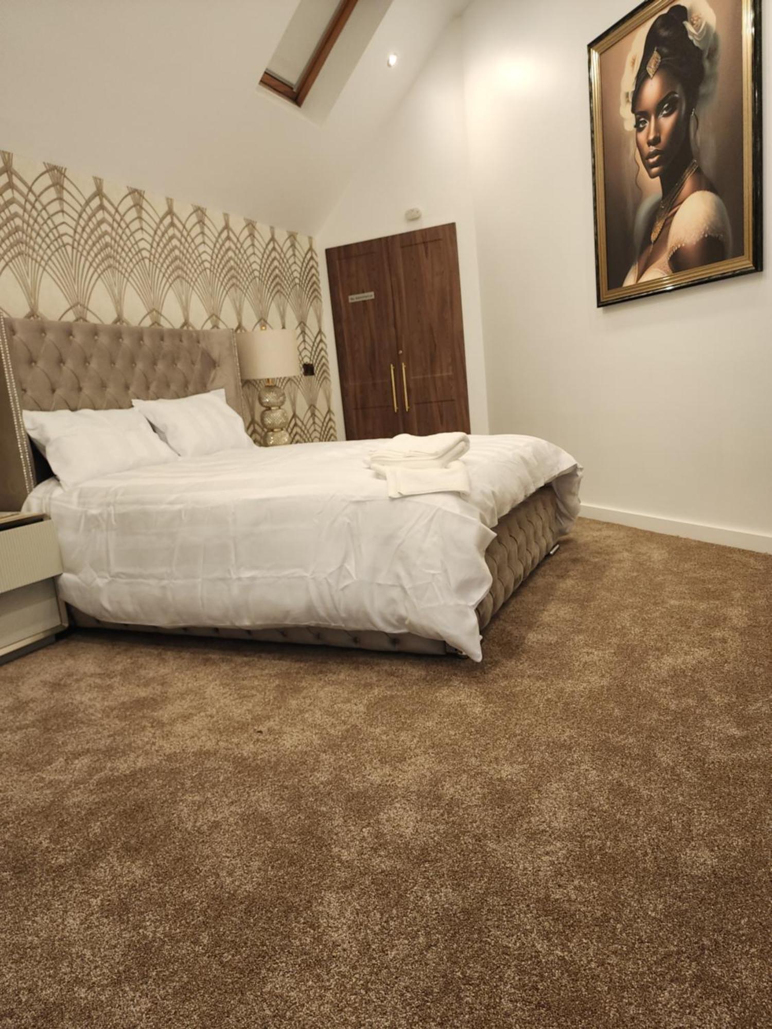 Centre Luxury House With Three Very Large Size Bedrooms