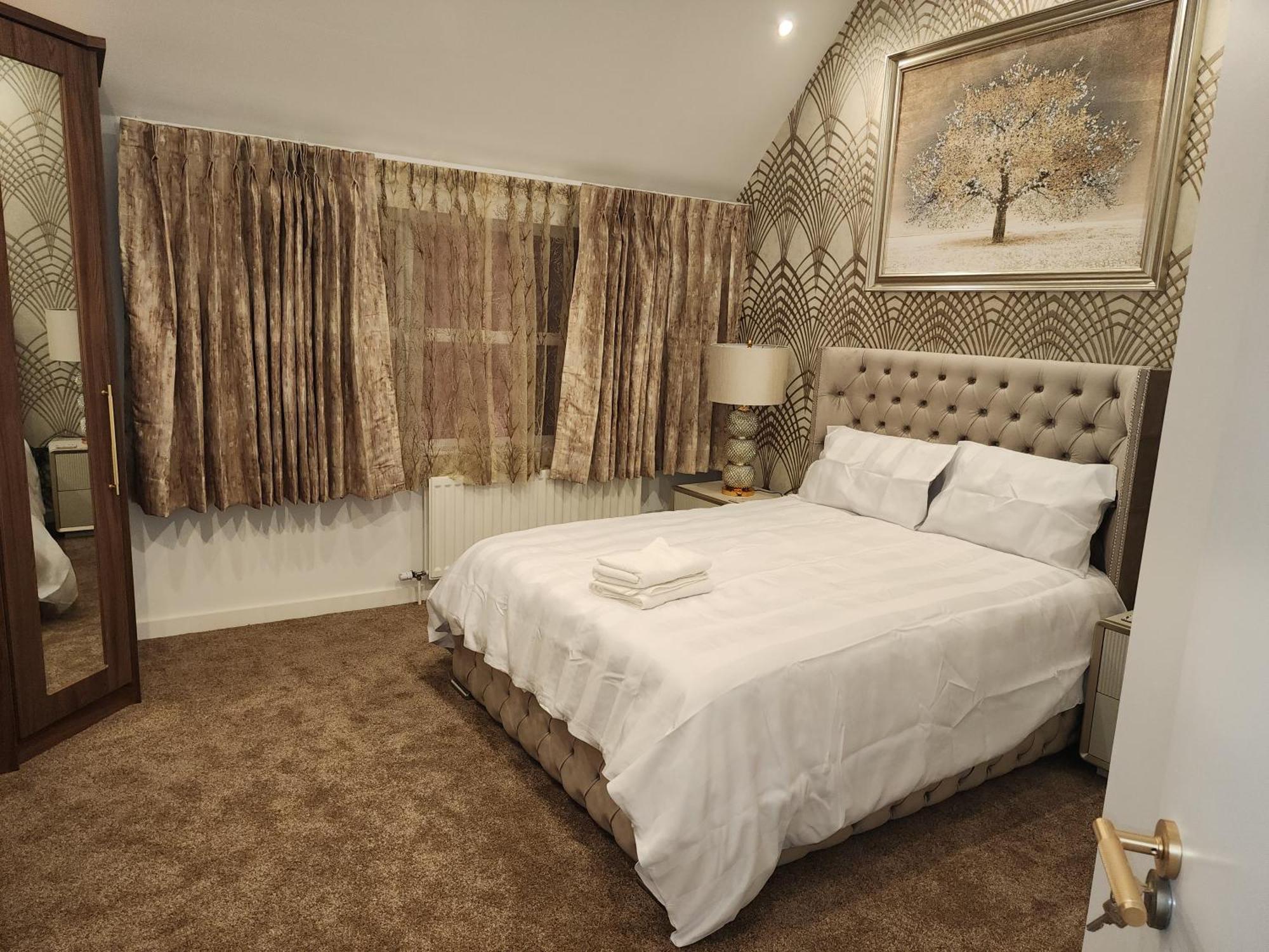 Centre Luxury House With Three Very Large Size Bedrooms