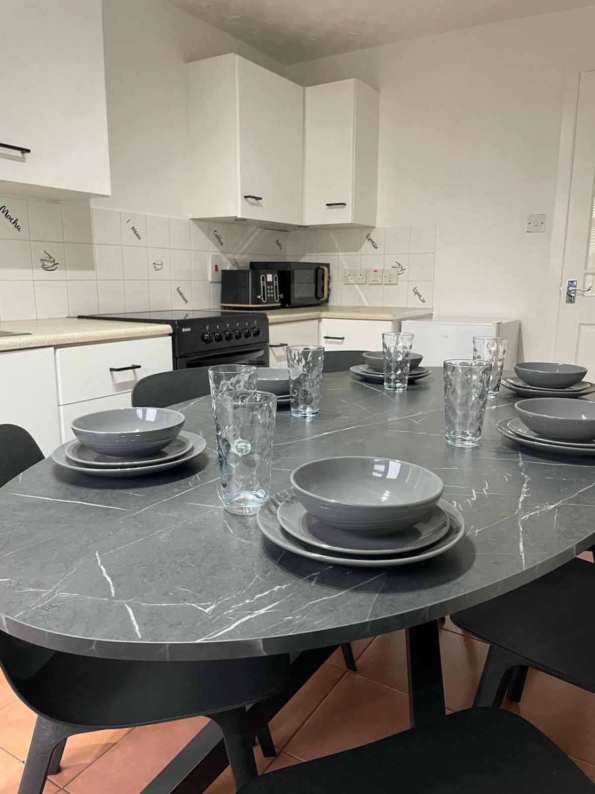 Apartment 3br Spacious, Modern, Cozy Belfast