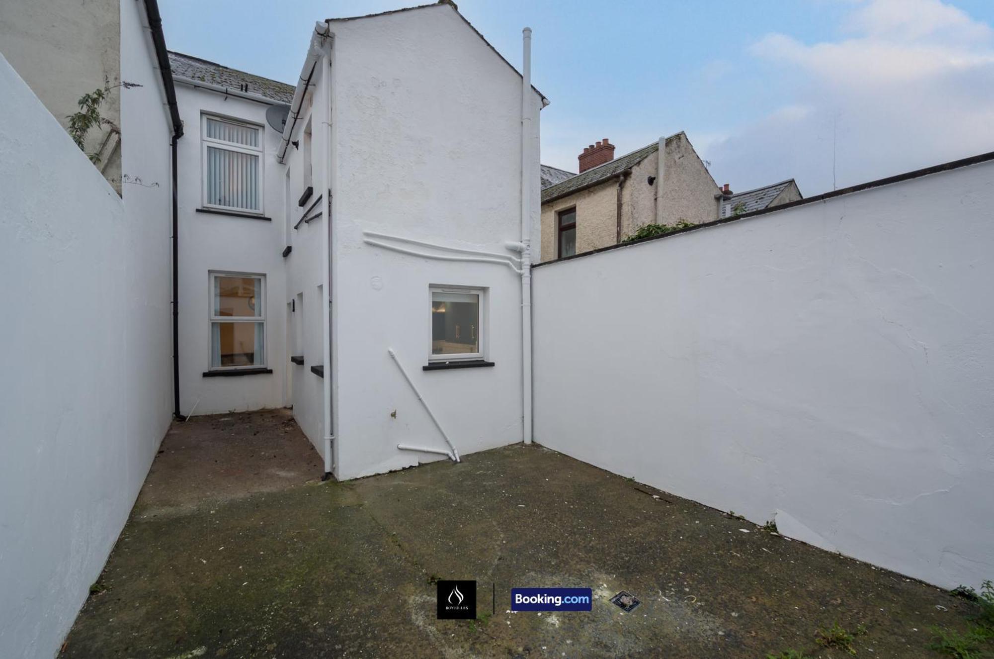 3 Bedrooms 1 Bath Centre By Boyeilles Short Lets & Serviced With Free Parking *