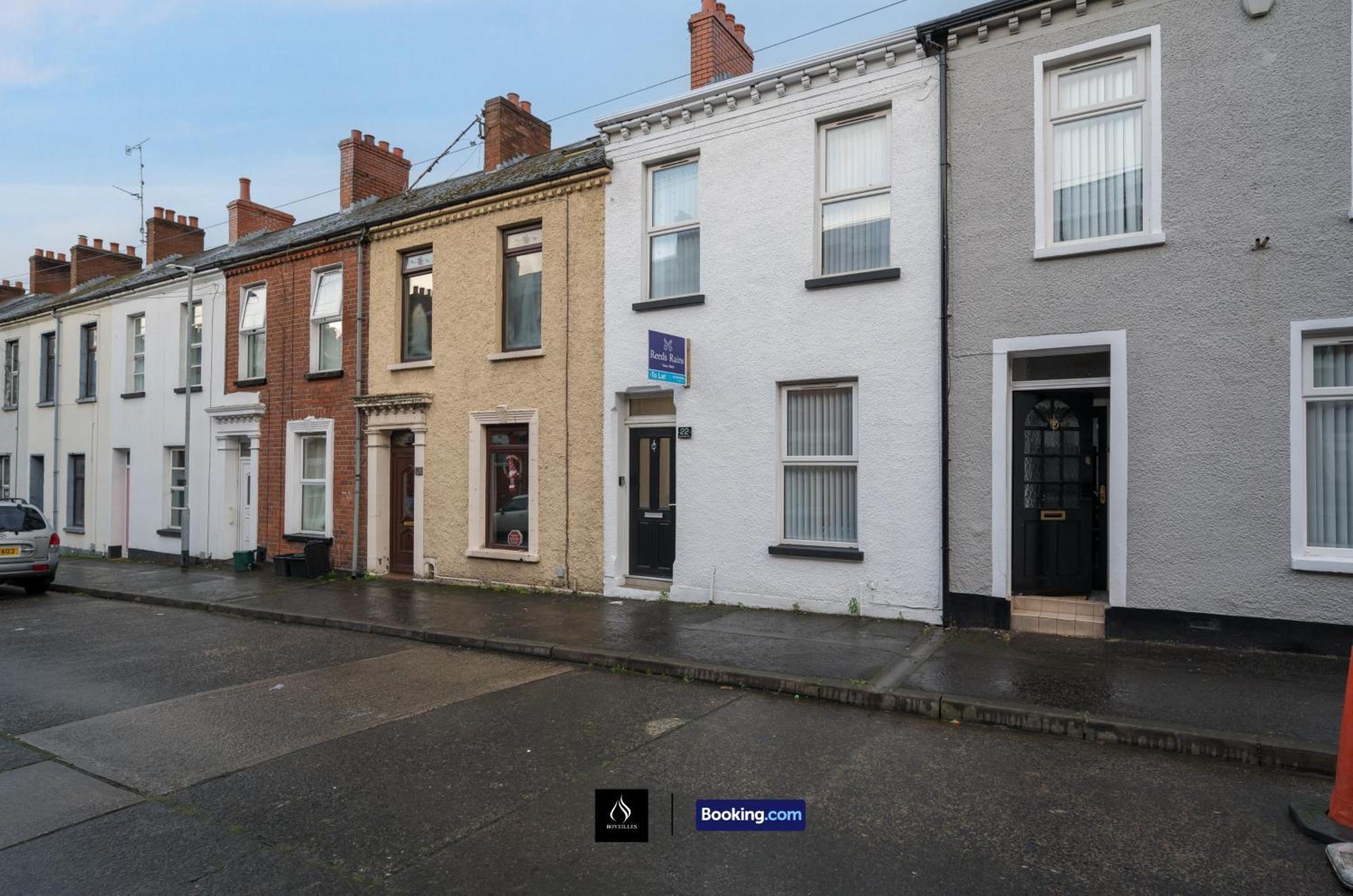 3 Bedrooms 1 Bath Centre By Boyeilles Short Lets & Serviced With Free Parking * Belfast