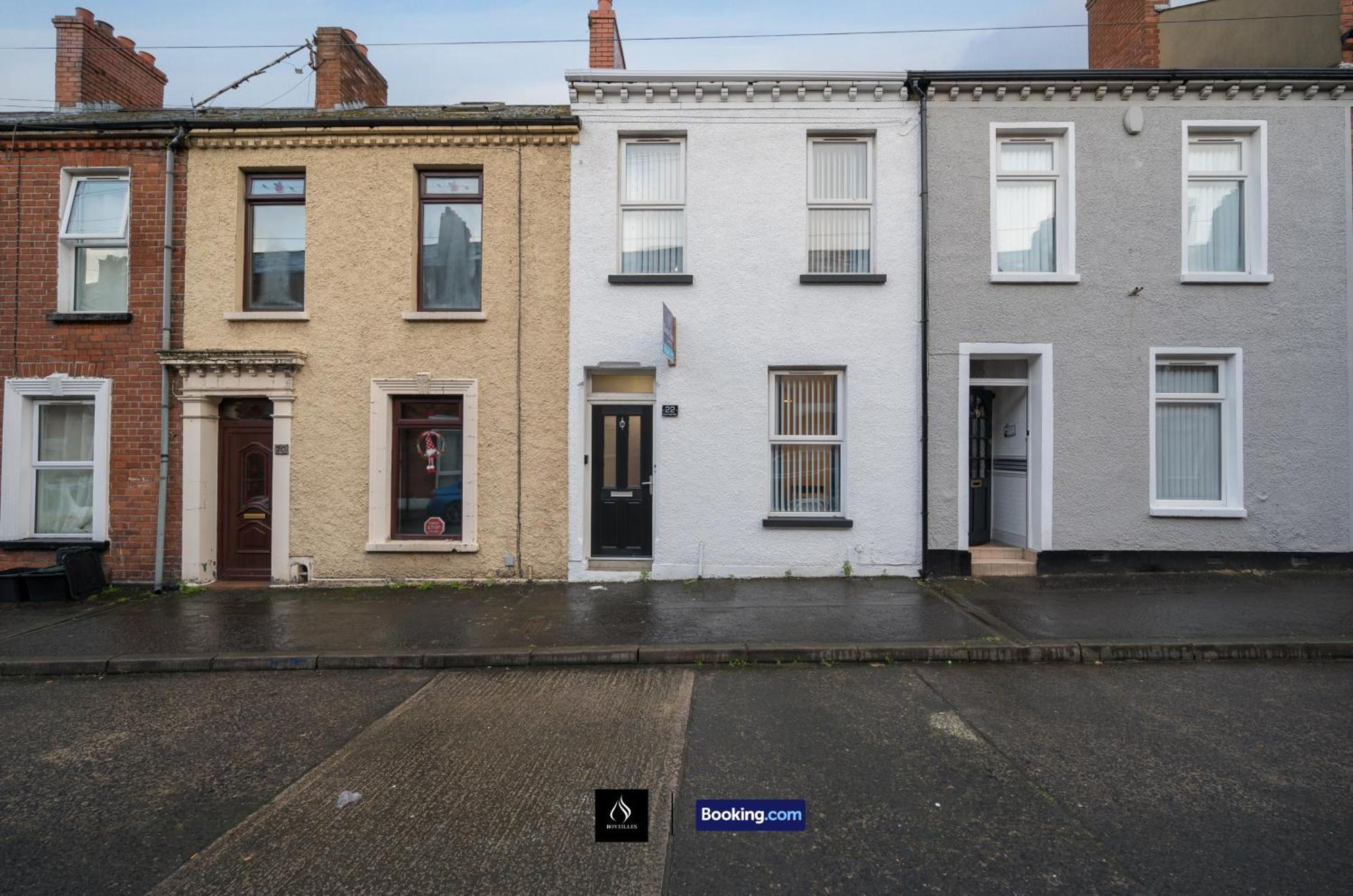 3 Bedrooms 1 Bath Centre By Boyeilles Short Lets & Serviced With Free Parking