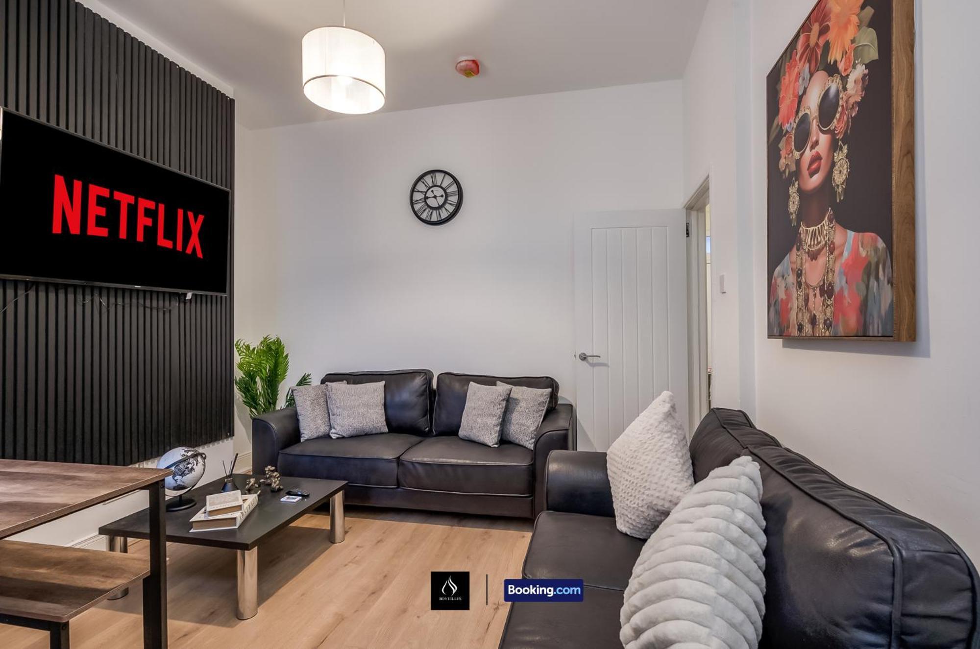3 Bedrooms 1 Bath Centre By Boyeilles Short Lets & Serviced With Free Parking Holiday home Belfast