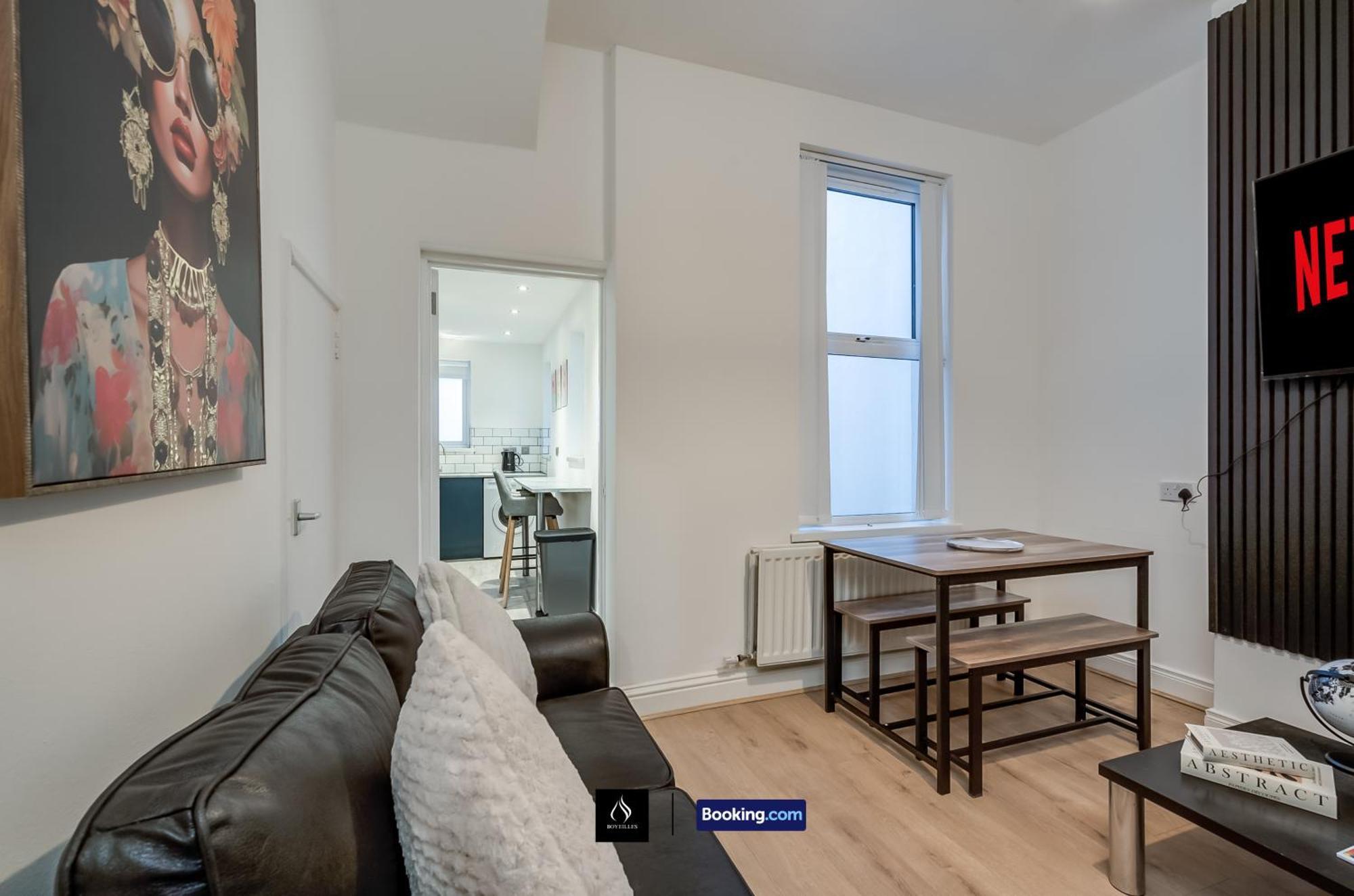 3 Bedrooms 1 Bath Centre By Boyeilles Short Lets & Serviced With Free Parking * Belfast