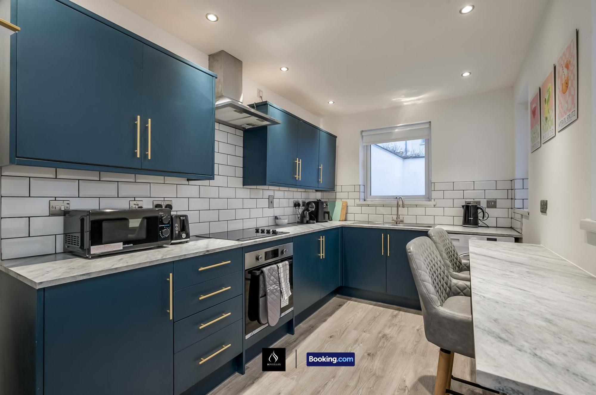 3 Bedrooms 1 Bath Centre By Boyeilles Short Lets & Serviced With Free Parking