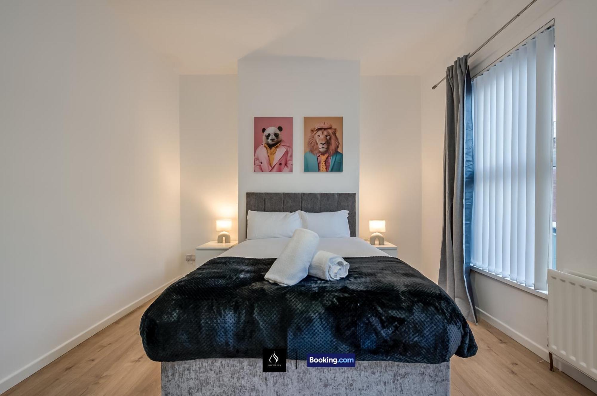 3 Bedrooms 1 Bath Centre By Boyeilles Short Lets & Serviced With Free Parking Holiday home
