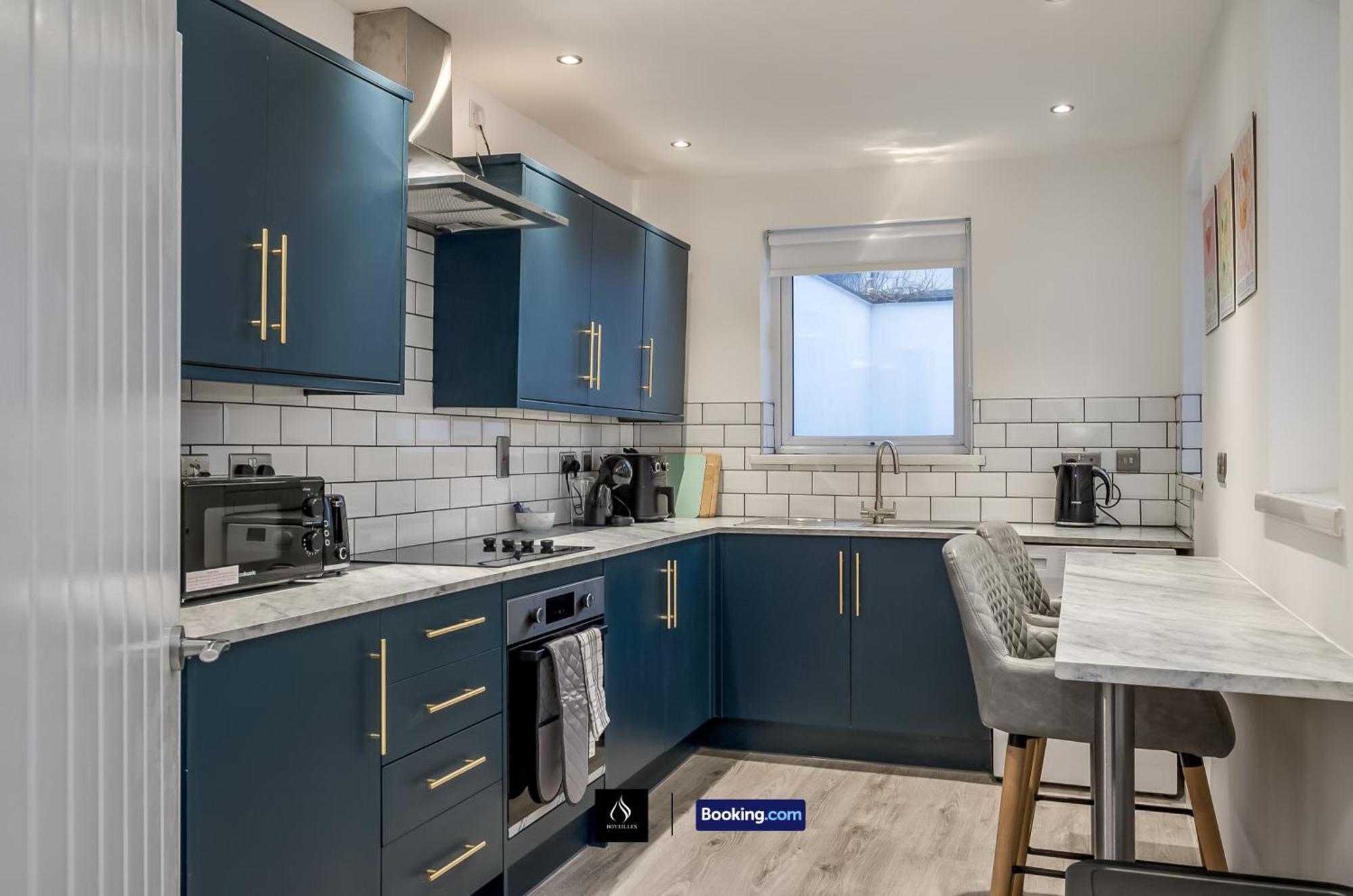 3 Bedrooms 1 Bath Centre By Boyeilles Short Lets & Serviced With Free Parking Holiday home *