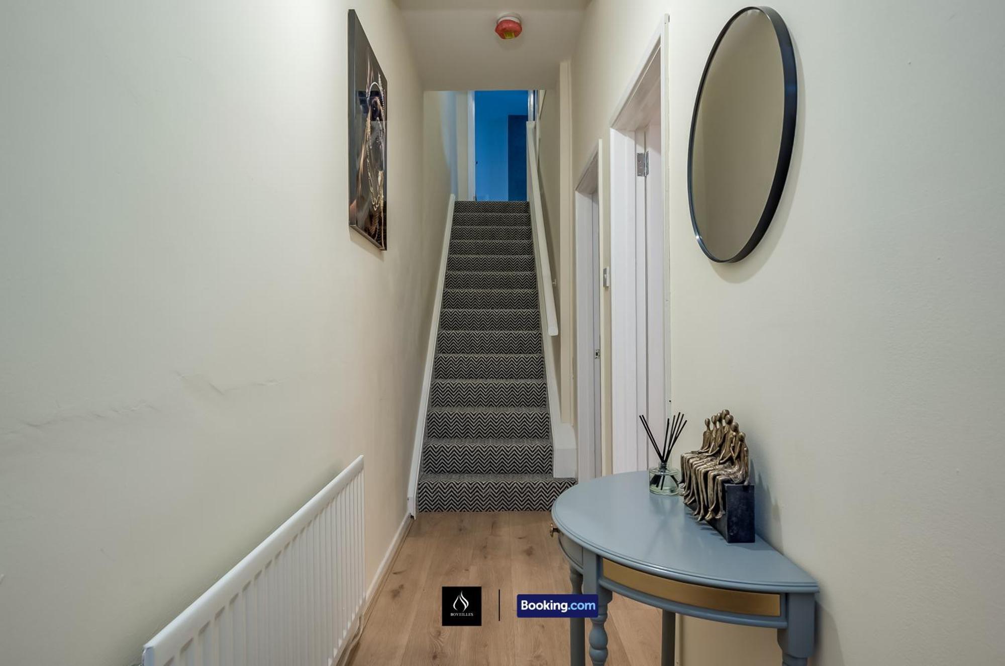 Holiday home 3 Bedrooms 1 Bath Centre By Boyeilles Short Lets & Serviced With Free Parking *