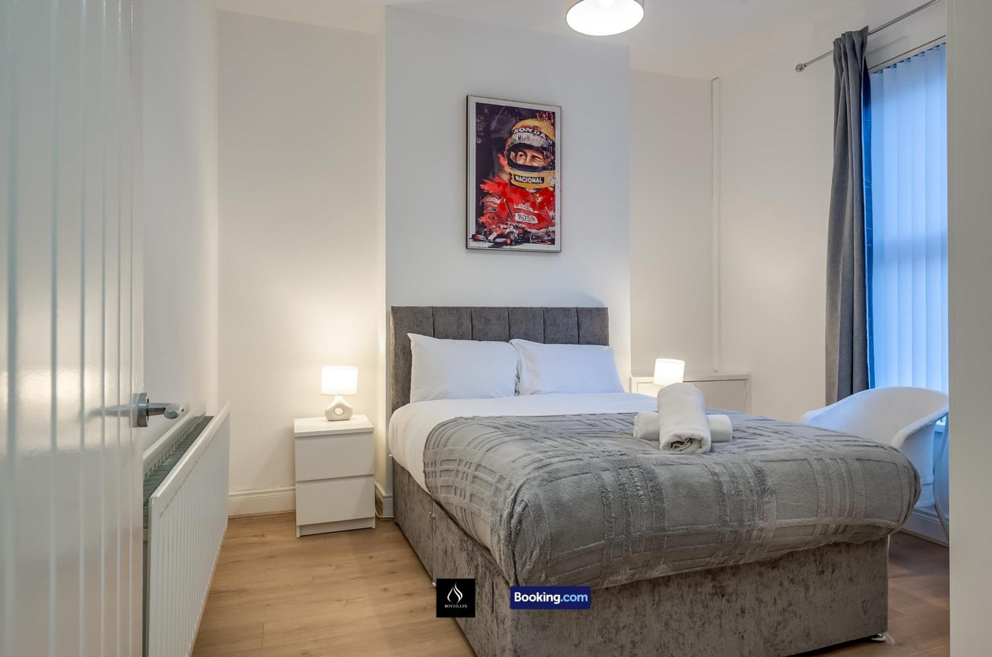 3 Bedrooms 1 Bath Centre By Boyeilles Short Lets & Serviced With Free Parking Holiday home Belfast