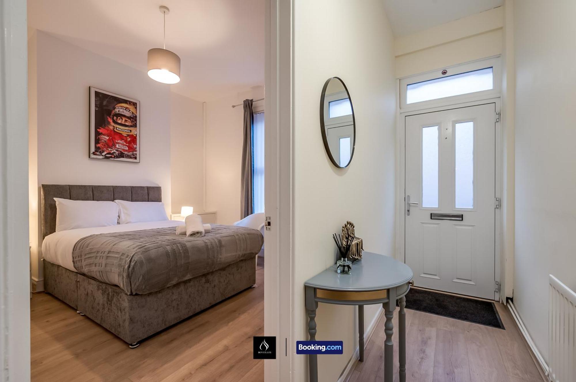 Holiday home 3 Bedrooms 1 Bath Centre By Boyeilles Short Lets & Serviced With Free Parking Belfast
