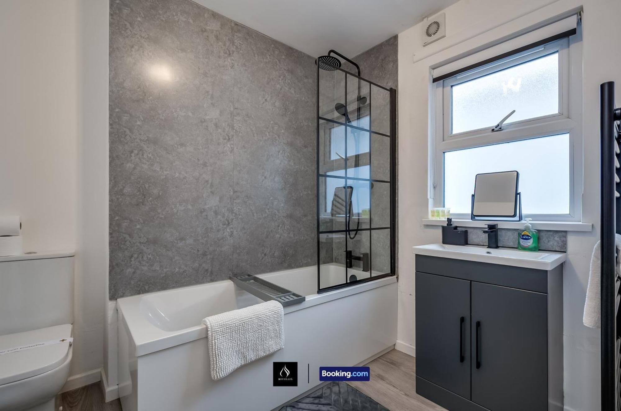 3 Bedrooms 1 Bath Centre By Boyeilles Short Lets & Serviced With Free Parking *