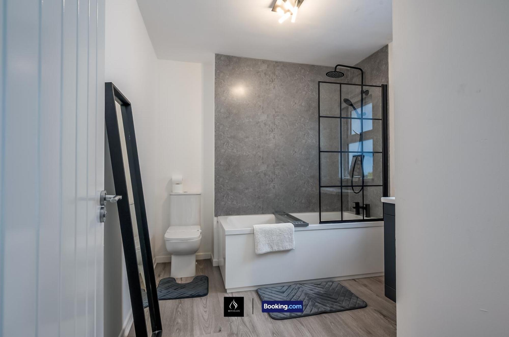 3 Bedrooms 1 Bath Centre By Boyeilles Short Lets & Serviced With Free Parking