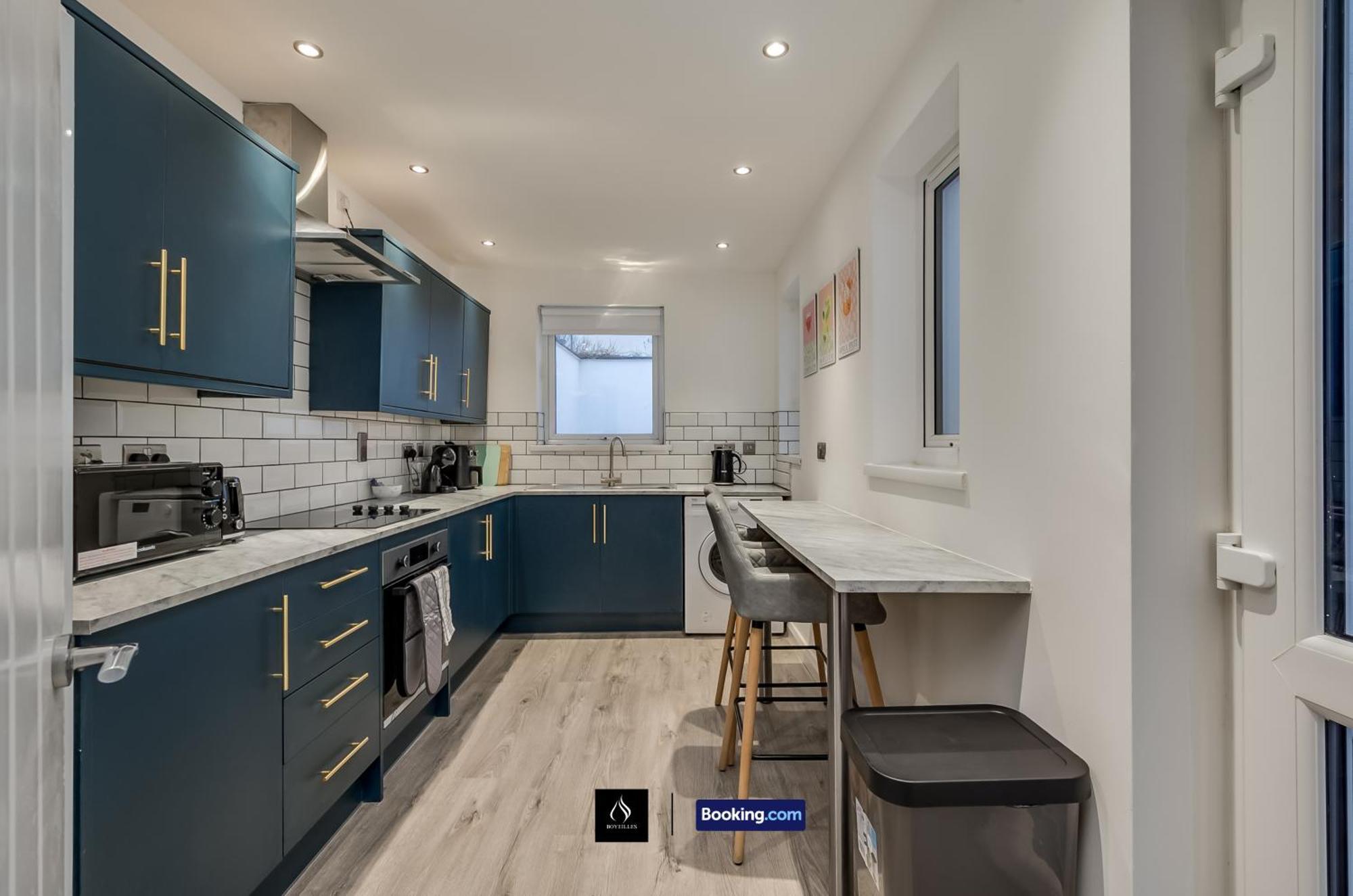 3 Bedrooms 1 Bath Centre By Boyeilles Short Lets & Serviced With Free Parking Holiday home