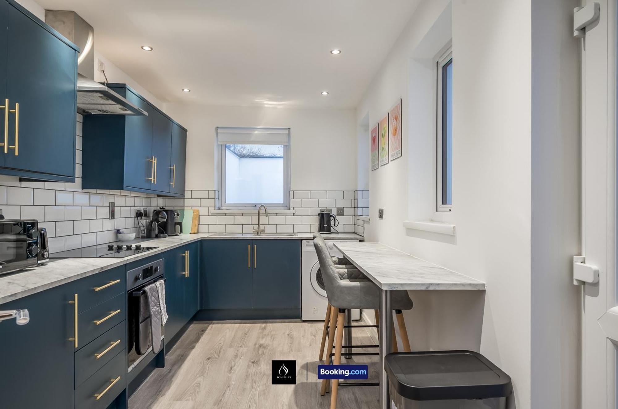 3 Bedrooms 1 Bath Centre By Boyeilles Short Lets & Serviced With Free Parking Holiday home *