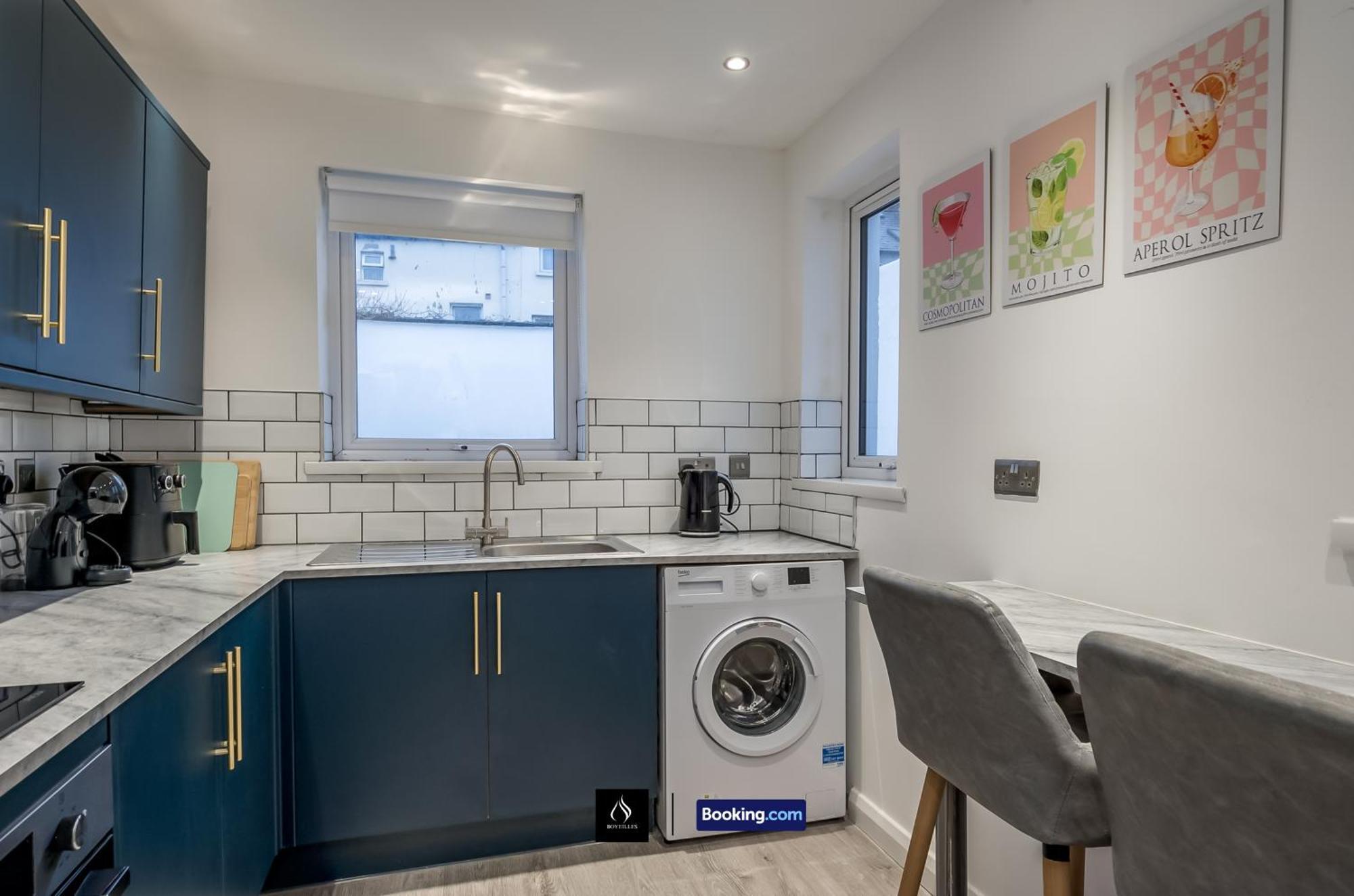 Holiday home 3 Bedrooms 1 Bath Centre By Boyeilles Short Lets & Serviced With Free Parking *