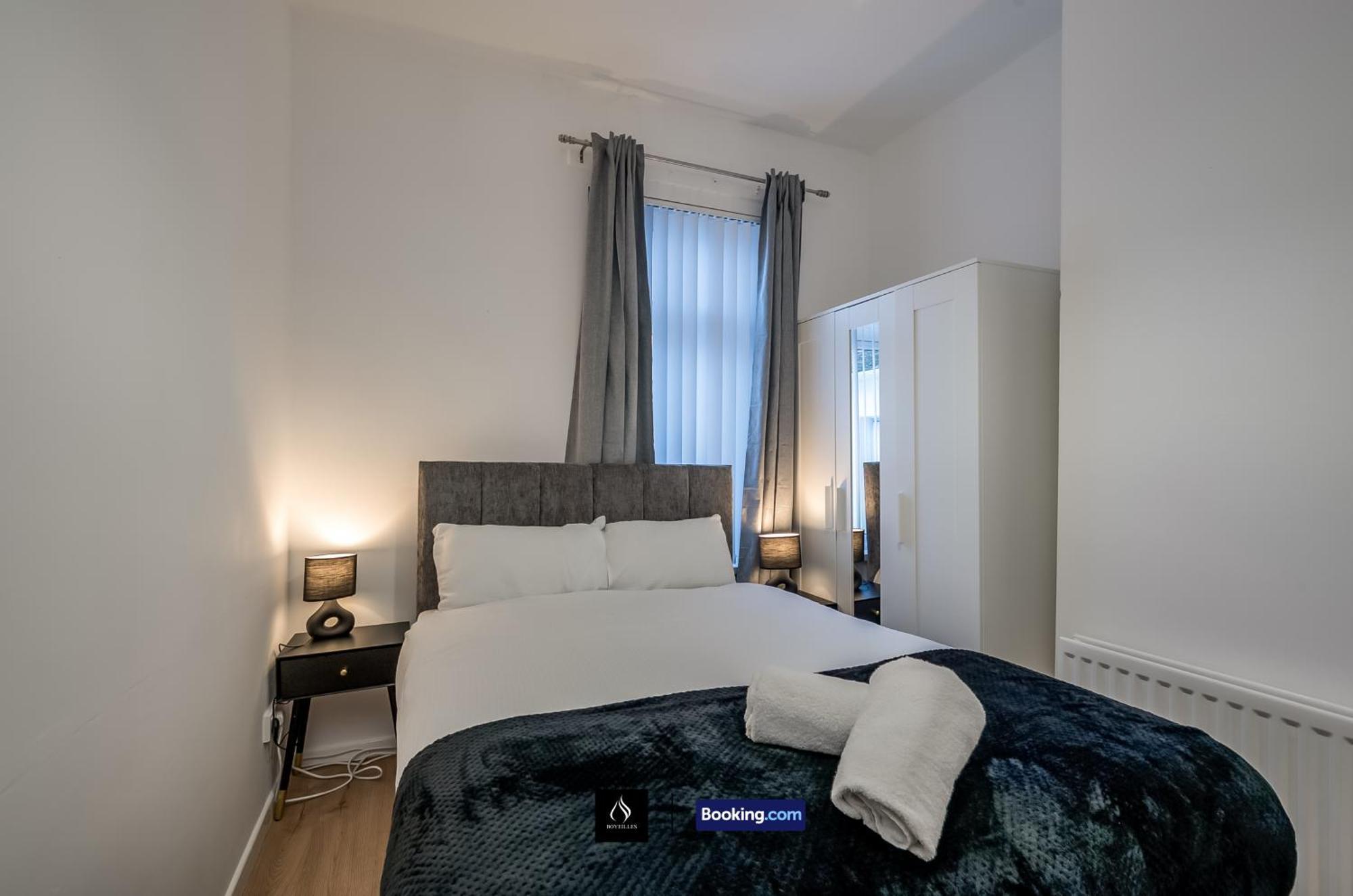 3 Bedrooms 1 Bath Centre By Boyeilles Short Lets & Serviced With Free Parking *