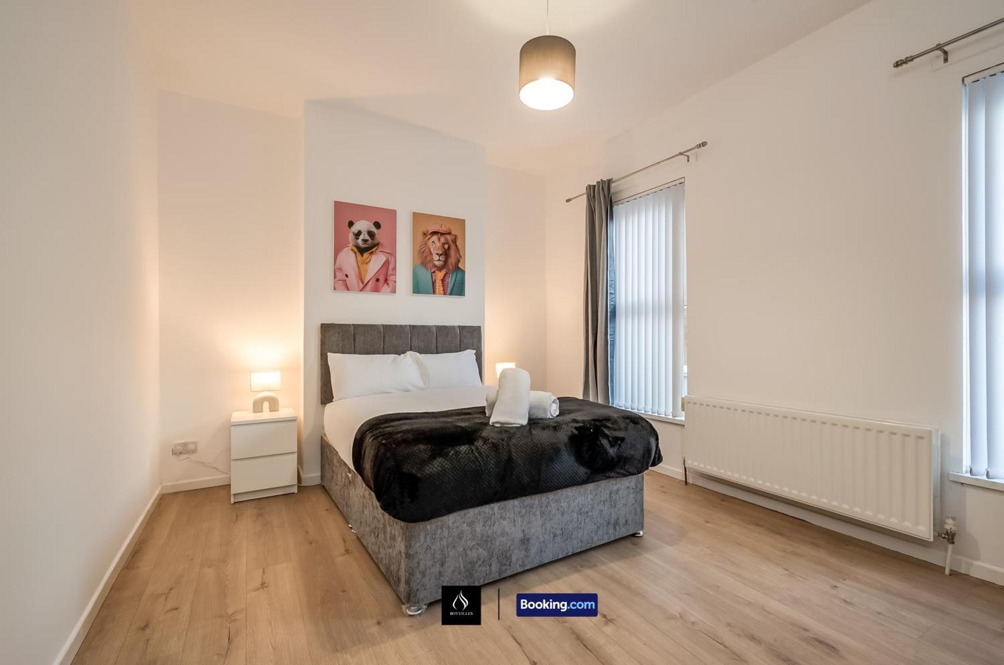 3 Bedrooms 1 Bath Centre By Boyeilles Short Lets & Serviced With Free Parking Belfast