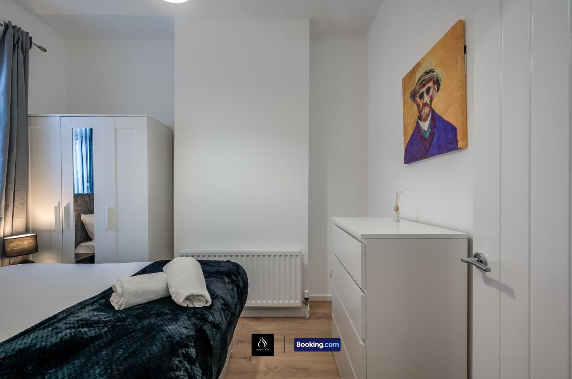 Holiday home 3 Bedrooms 1 Bath Centre By Boyeilles Short Lets & Serviced With Free Parking