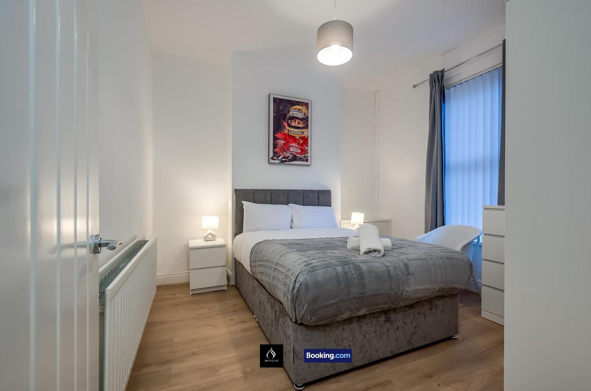 Holiday home 3 Bedrooms 1 Bath Centre By Boyeilles Short Lets & Serviced With Free Parking *