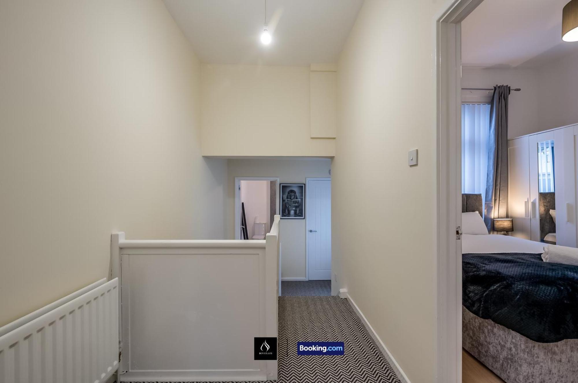 3 Bedrooms 1 Bath Centre By Boyeilles Short Lets & Serviced With Free Parking Holiday home Belfast