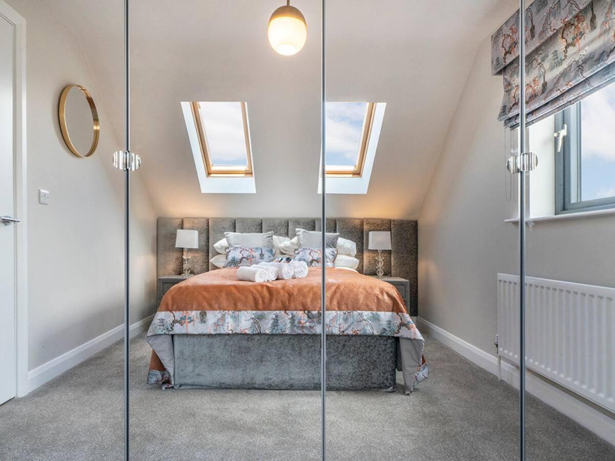 Stunning Free Parking Great Location *