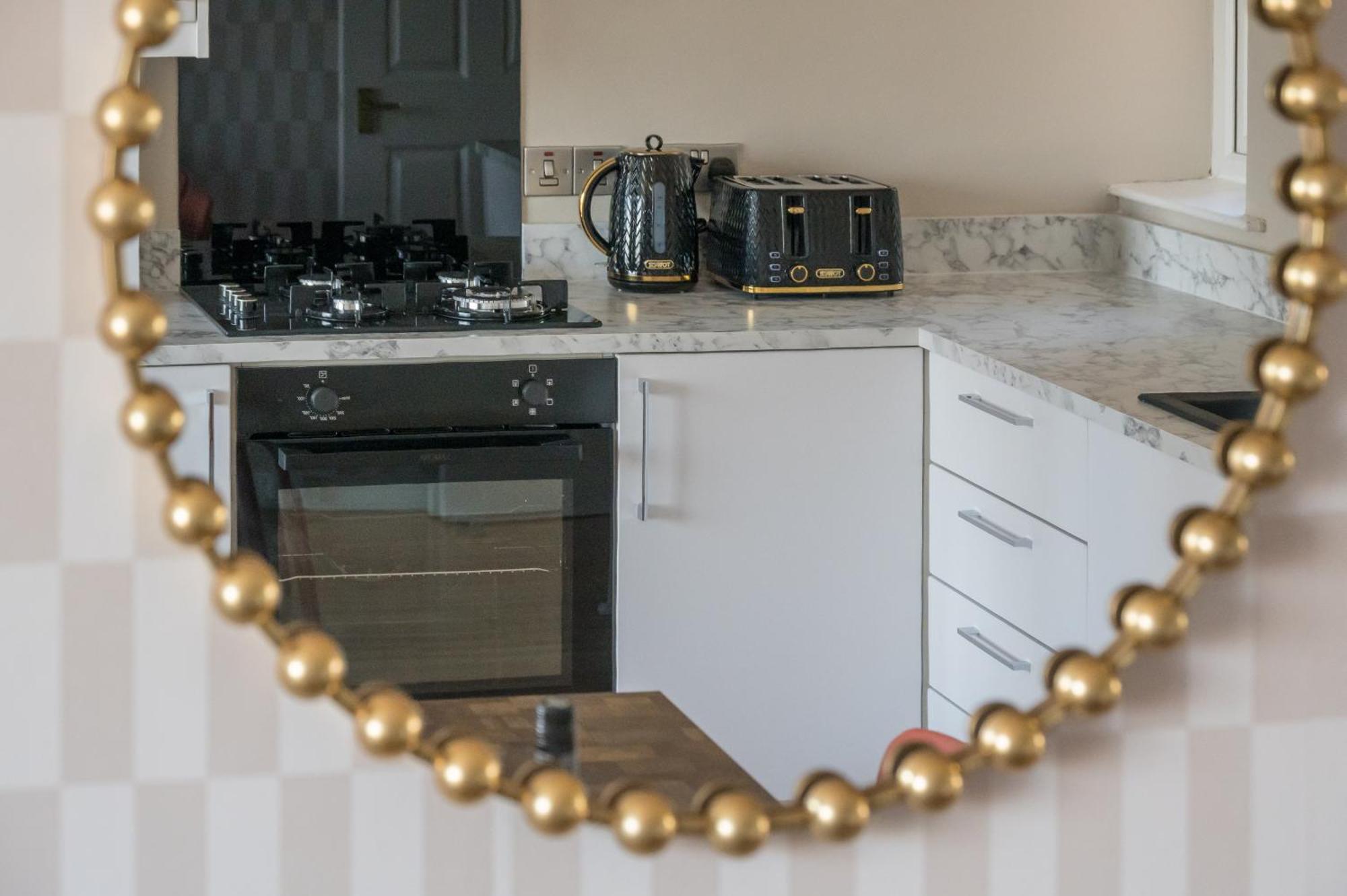 Queen's Hideaway Apartment *