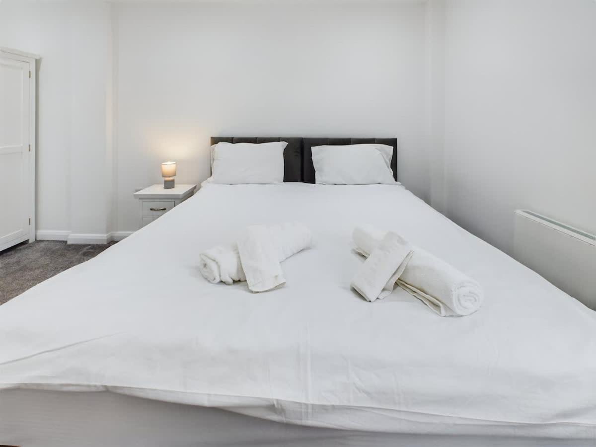 Apartment 3 Bedroom Penthouse With Spacious Terrace Center