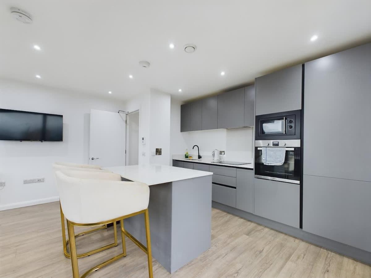 3 Bedroom Penthouse With Spacious Terrace Center *