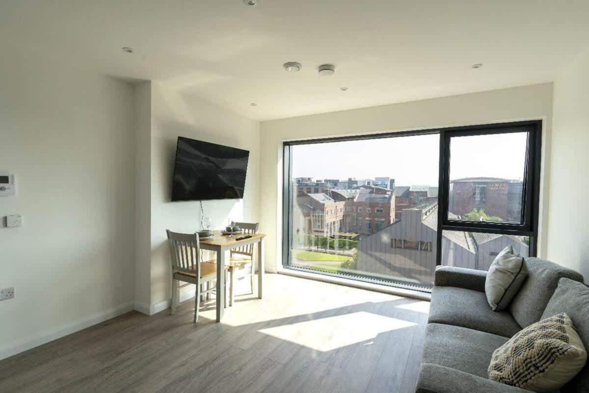 2 Bedroom Center * Belfast
