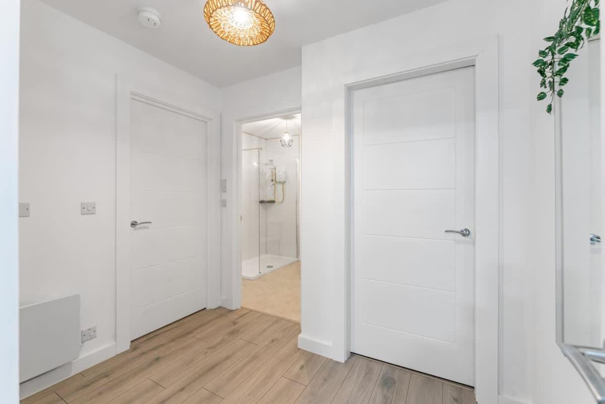 Airy And Modern 1 Bedroom Walk To Centre Belfast
