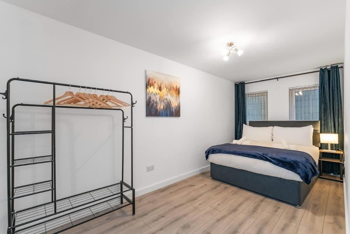 Airy And Modern 1 Bedroom Walk To Centre Belfast