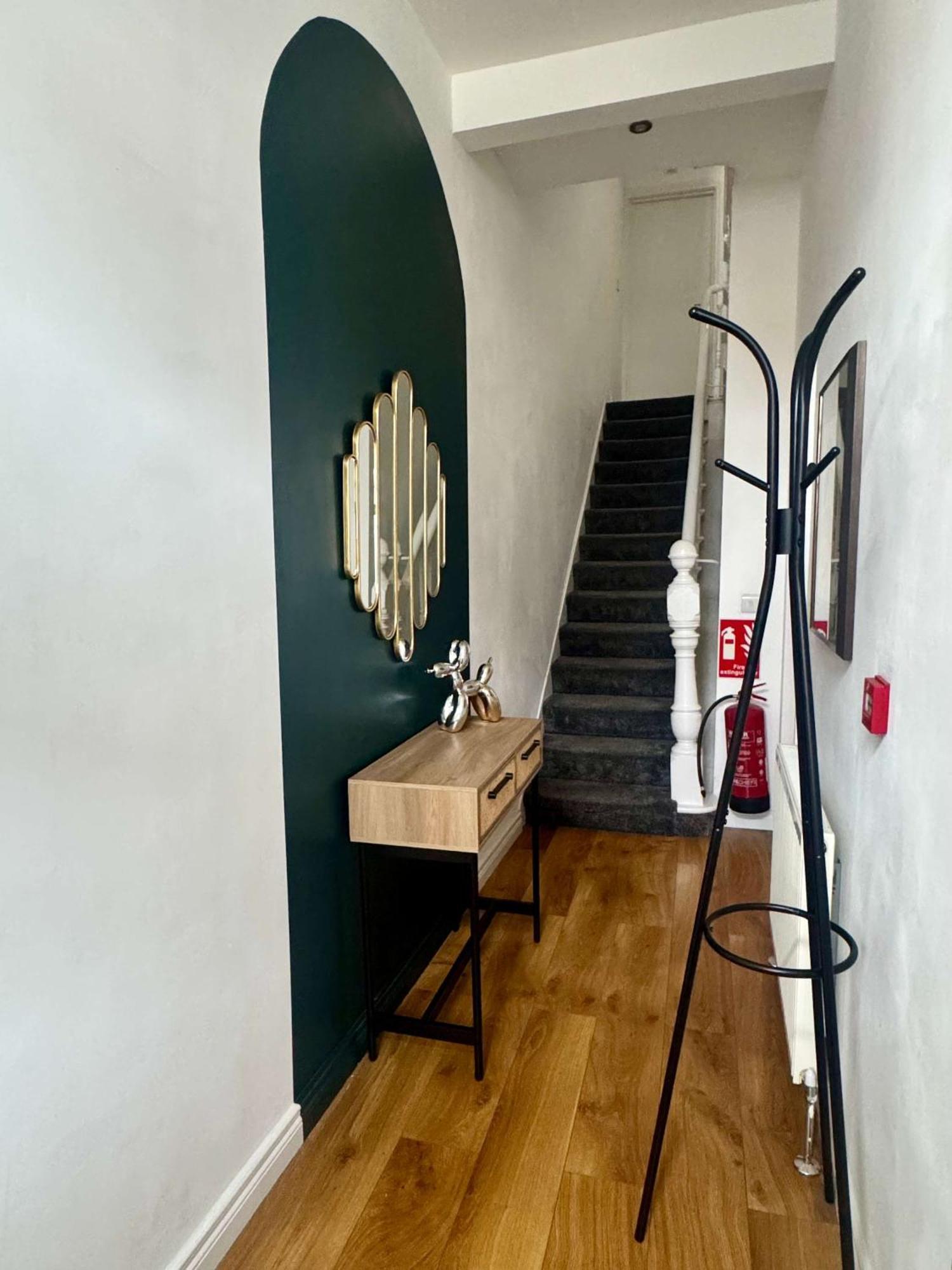 - Queen's Apartment Belfast