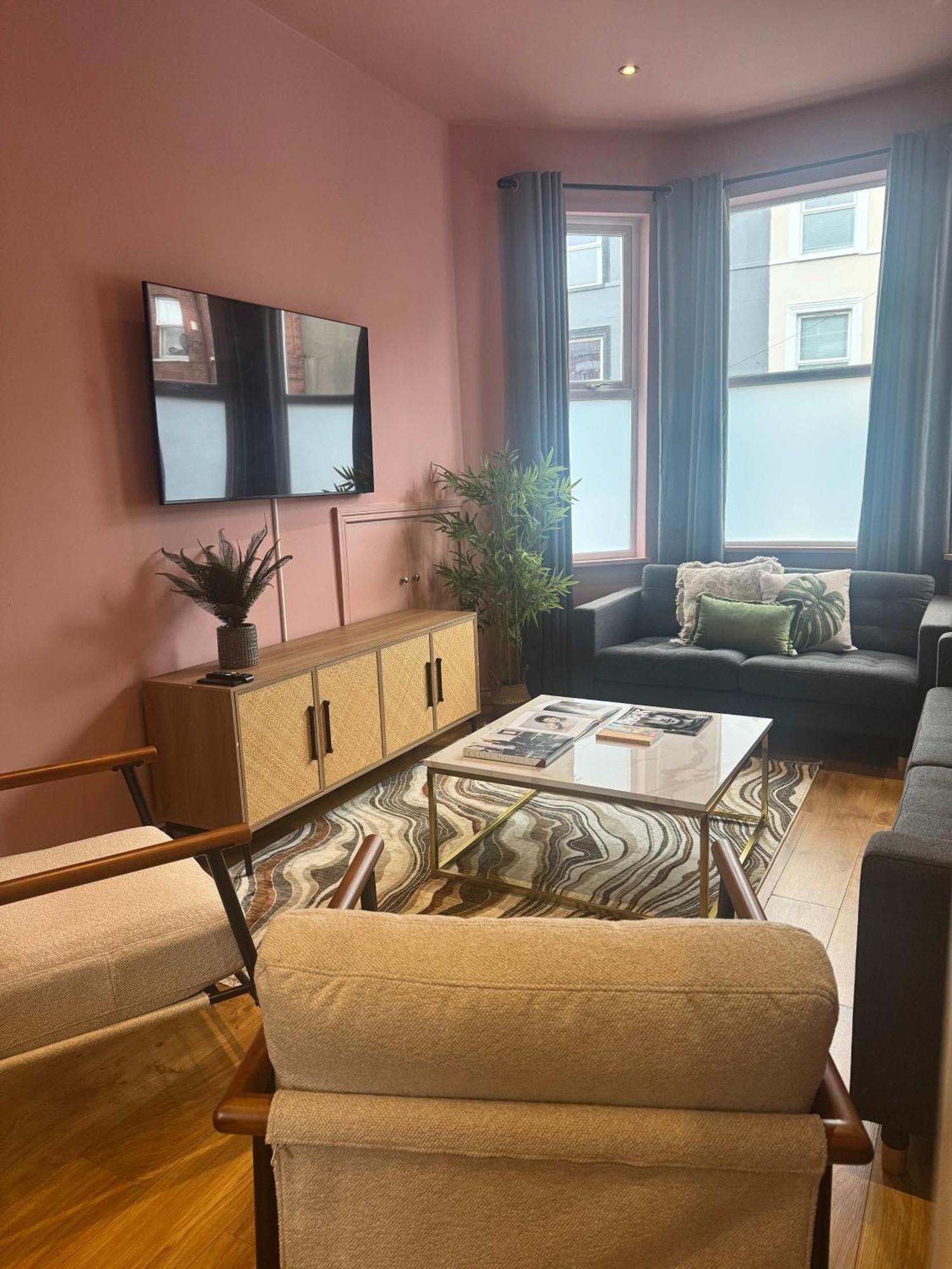 - Queen's Apartment *
