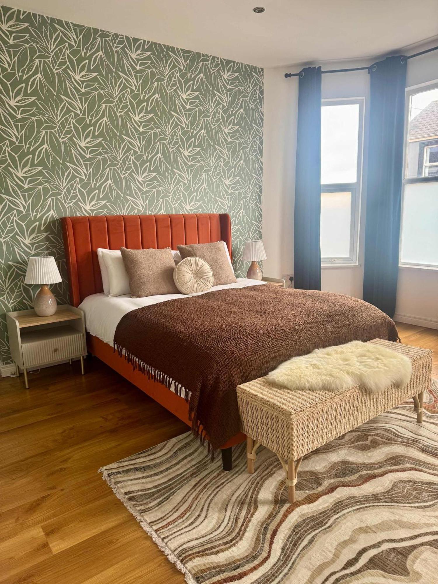 Apartment - Queen's