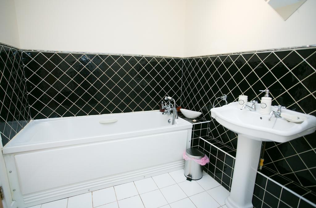 Queens Square Apartment *