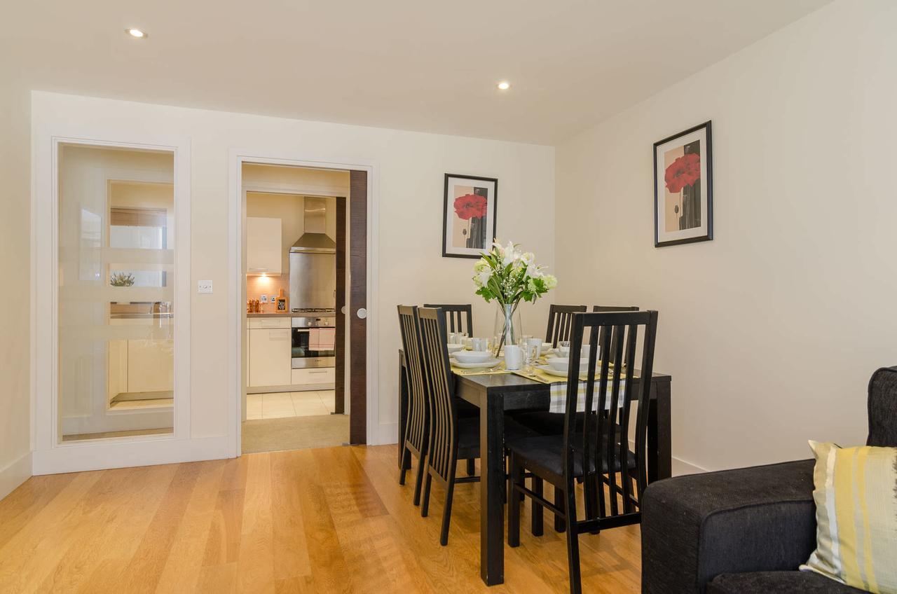 Custom House Square: Cathedral Quarter Apartment Belfast