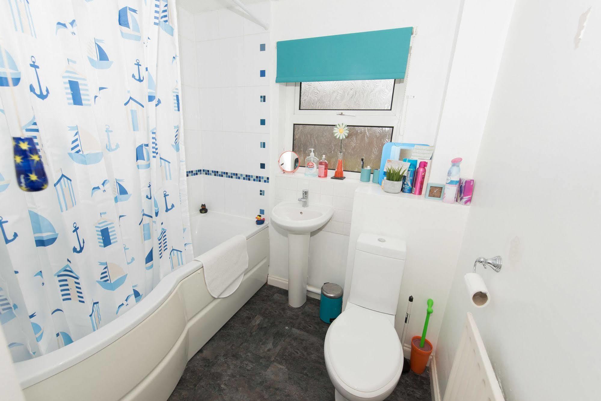 Apartment Very Central Location- Free Parking - 2 Bedrooms