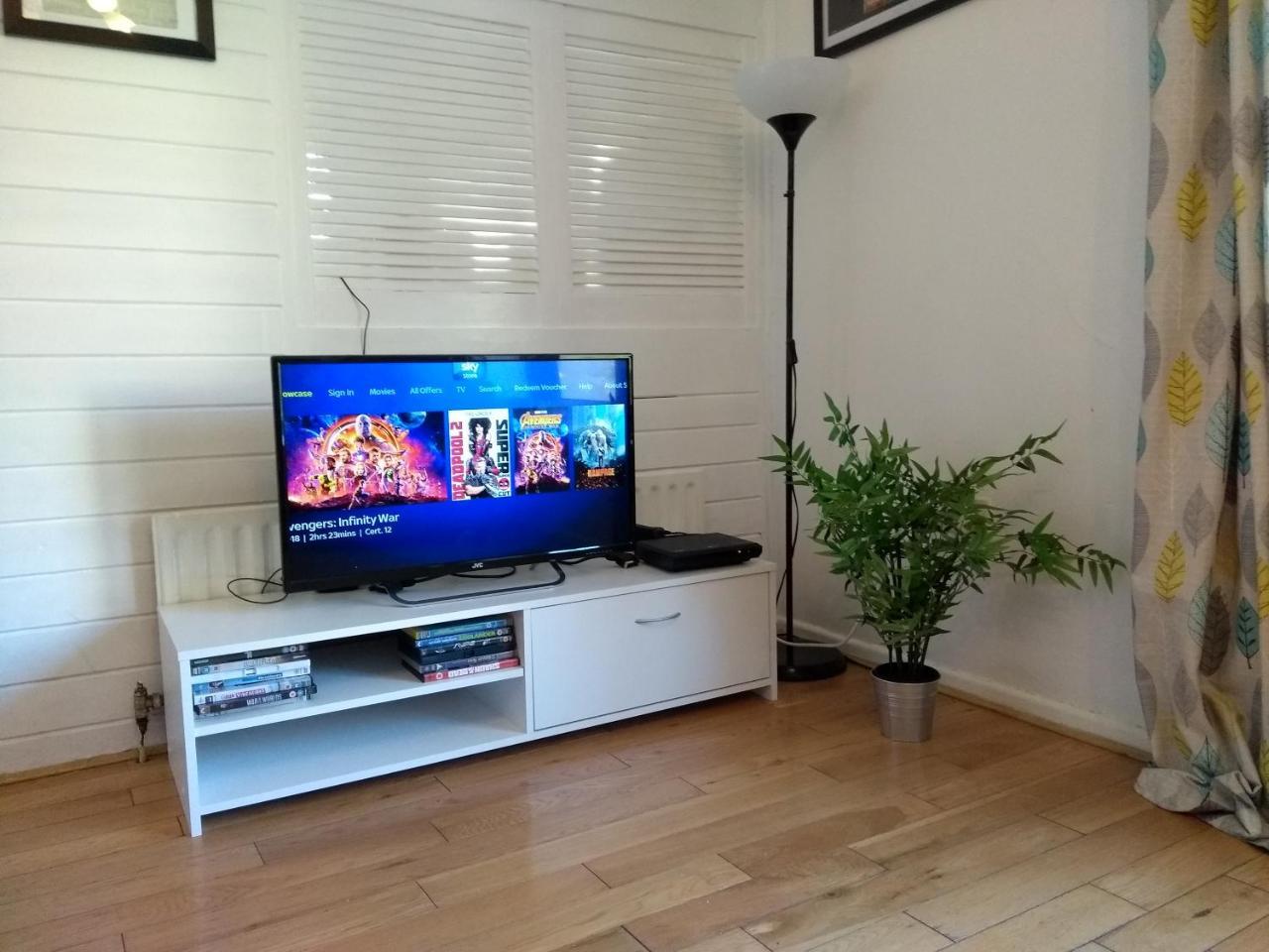 Very Central Location- Free Parking - 2 Bedrooms Apartment Belfast