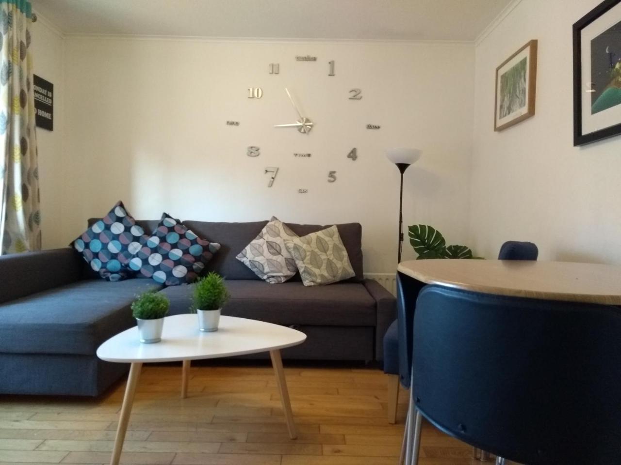 Very Central Location- Free Parking - 2 Bedrooms Apartment
