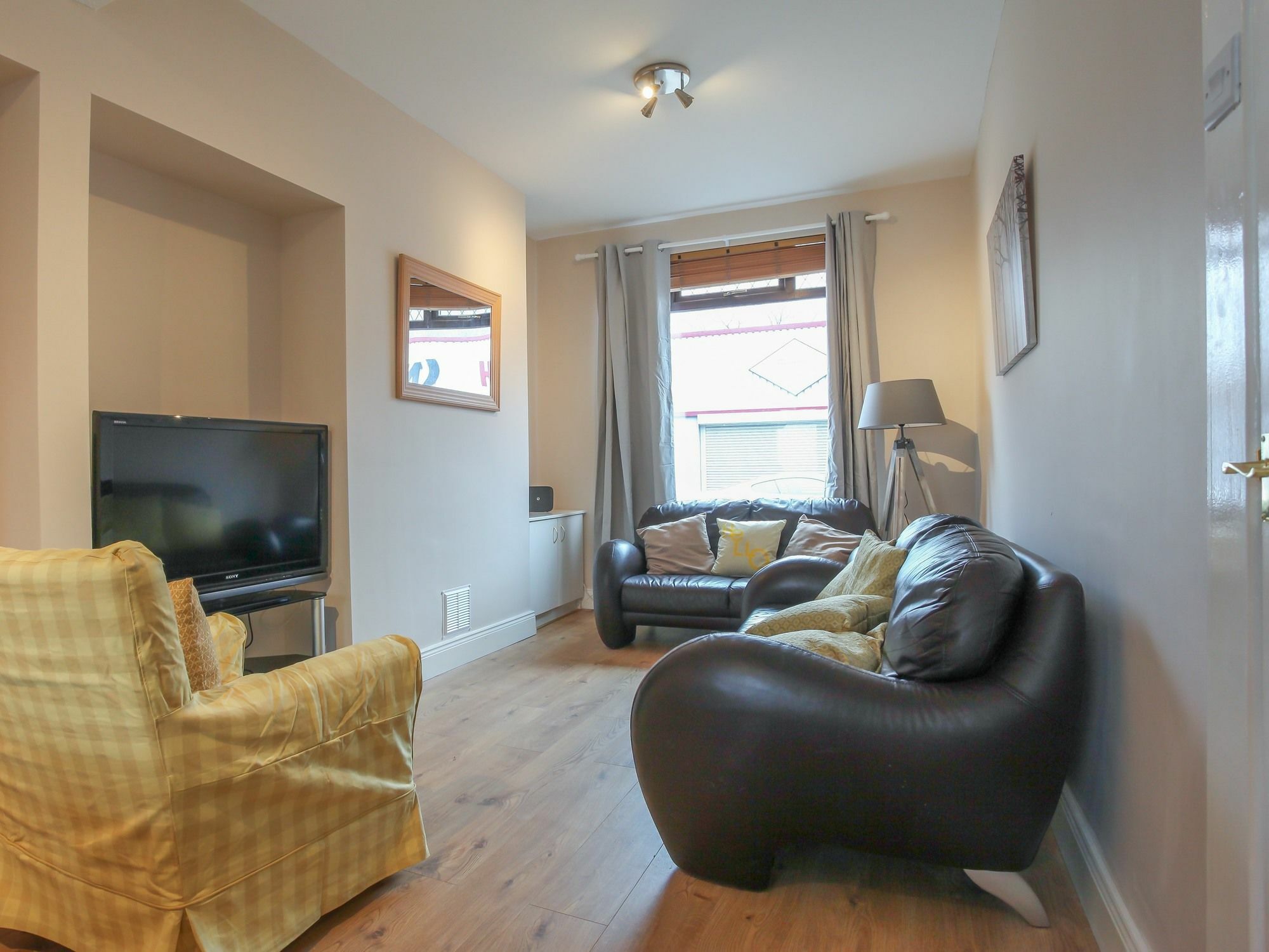 Kingston Serviced - Donegall Avenue Holiday home *