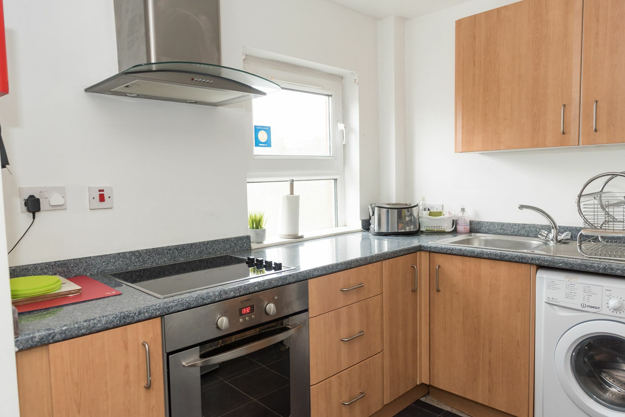 Very Central Location- Free Parking - 2 Bedrooms Apartment *