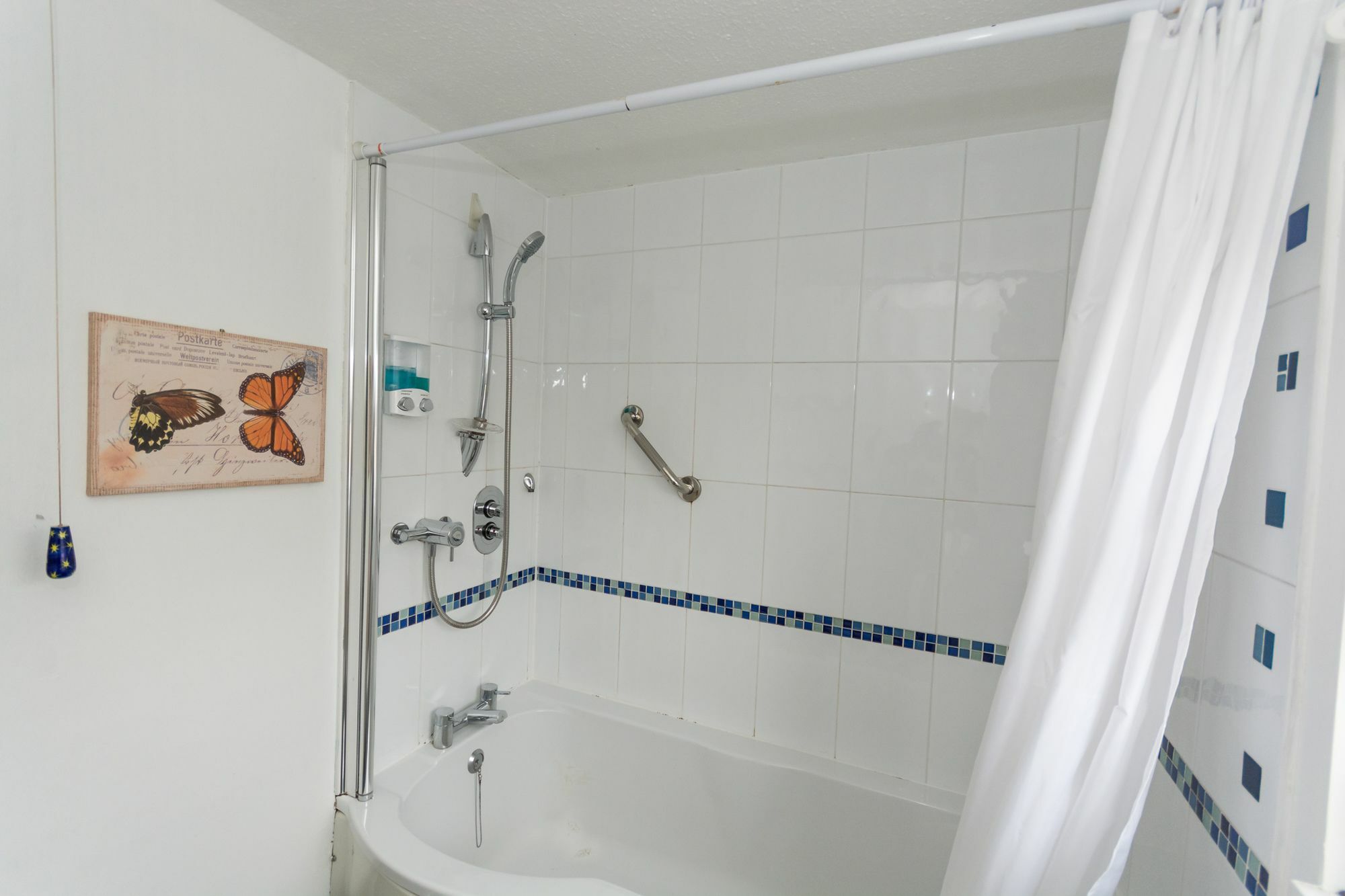 Very Central Location- Free Parking - 2 Bedrooms Belfast